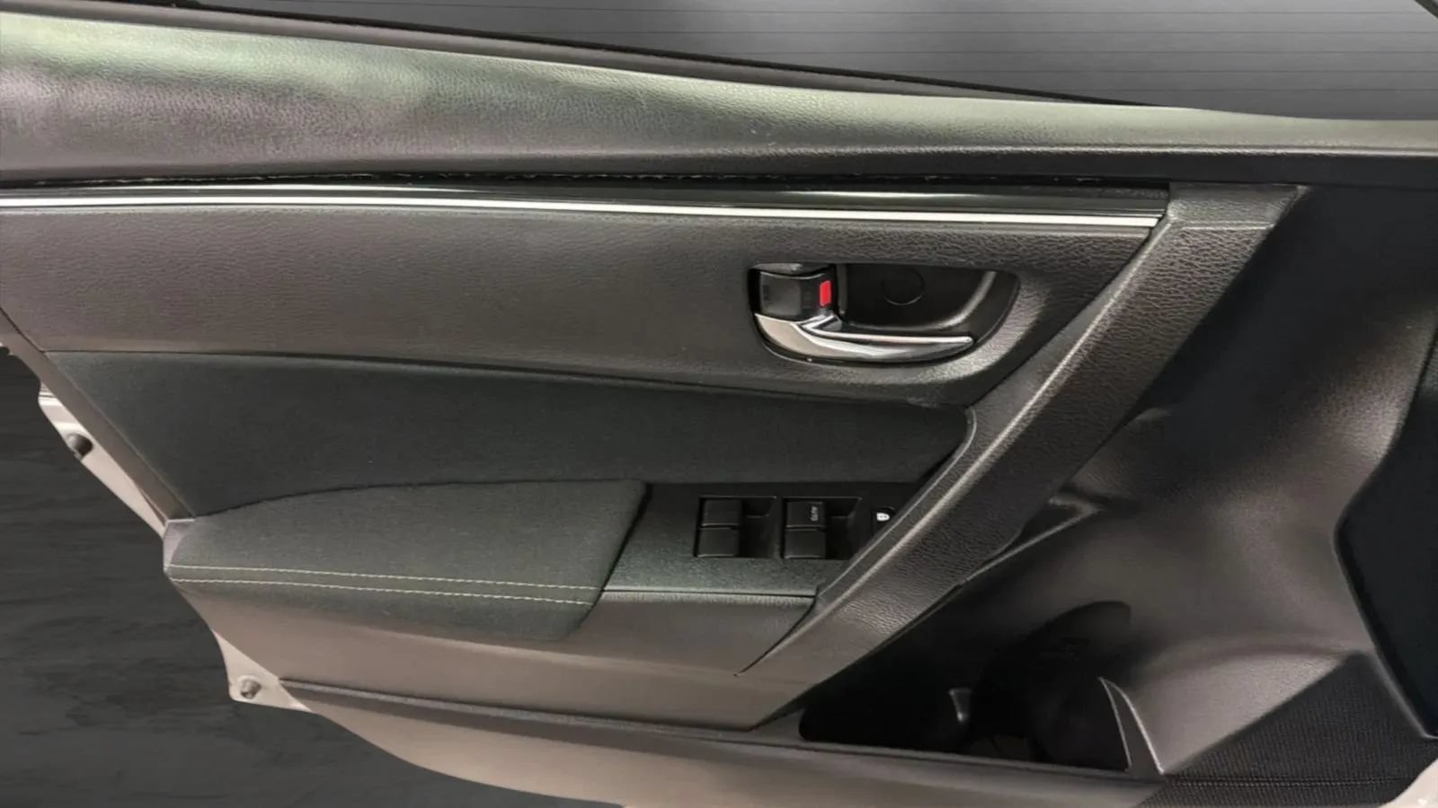Used 2017 Toyota Corolla LE w/ Carpet Mat Package (TMS) FWD image 16