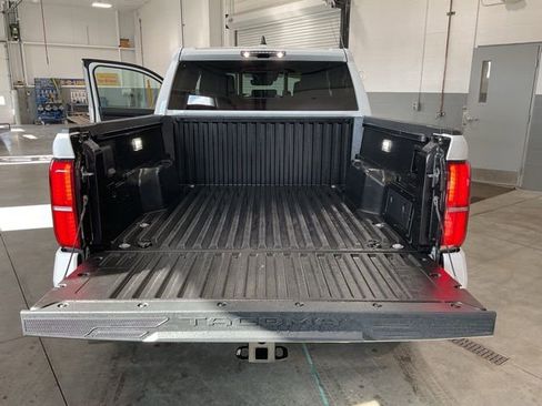 Used 2025 Toyota Tacoma TRD Sport w/ TRD Sport Upgrade Package image 21