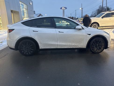 Used 2022 Tesla Model Y Long Range image 5