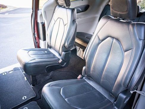 Used 2017 Chrysler Pacifica Touring-L Plus image 28