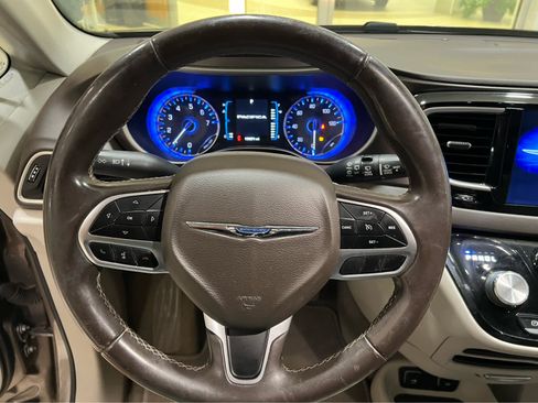 Used 2017 Chrysler Pacifica Touring-L w/ Tire & Wheel Group FWD image 16