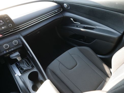 Certified 2025 Hyundai Elantra SE FWD image 11