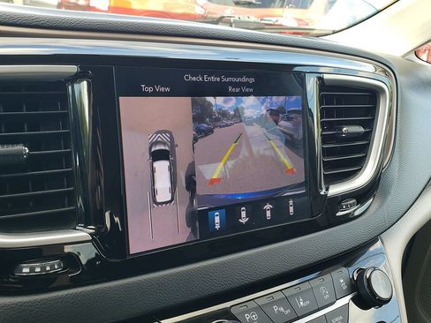 Used 2018 Chrysler Pacifica Touring-L w/ Advanced Safetytec Group FWD image 21