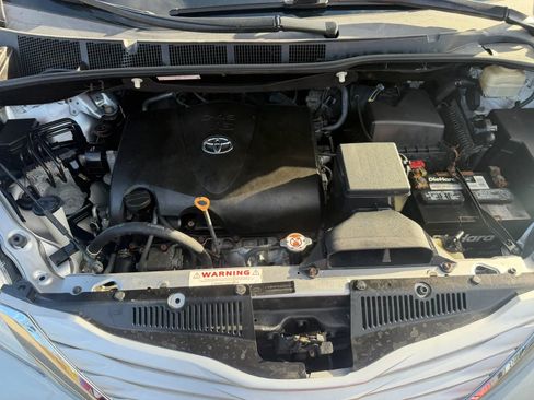 Used 2017 Toyota Sienna Limited image 26