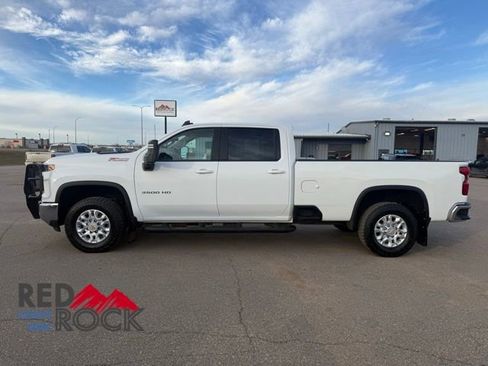 Used 2024 Chevrolet Silverado 3500 LT w/ Convenience Package image 4