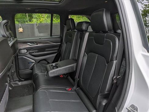 Used 2023 Jeep Grand Cherokee Overland w/ Luxury Tech Group IV AWD/4WD image 23