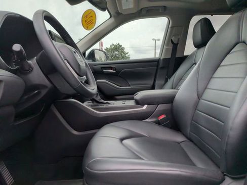 Used 2024 Toyota Highlander XLE FWD image 16