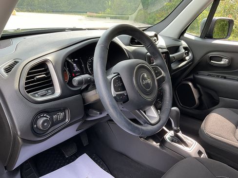 Used 2023 Jeep Renegade Latitude w/ Premium Group AWD/4WD image 10