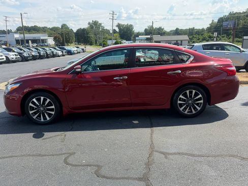 Used 2017 Nissan Altima 2.5 SV w/ Convenience Package FWD image 4