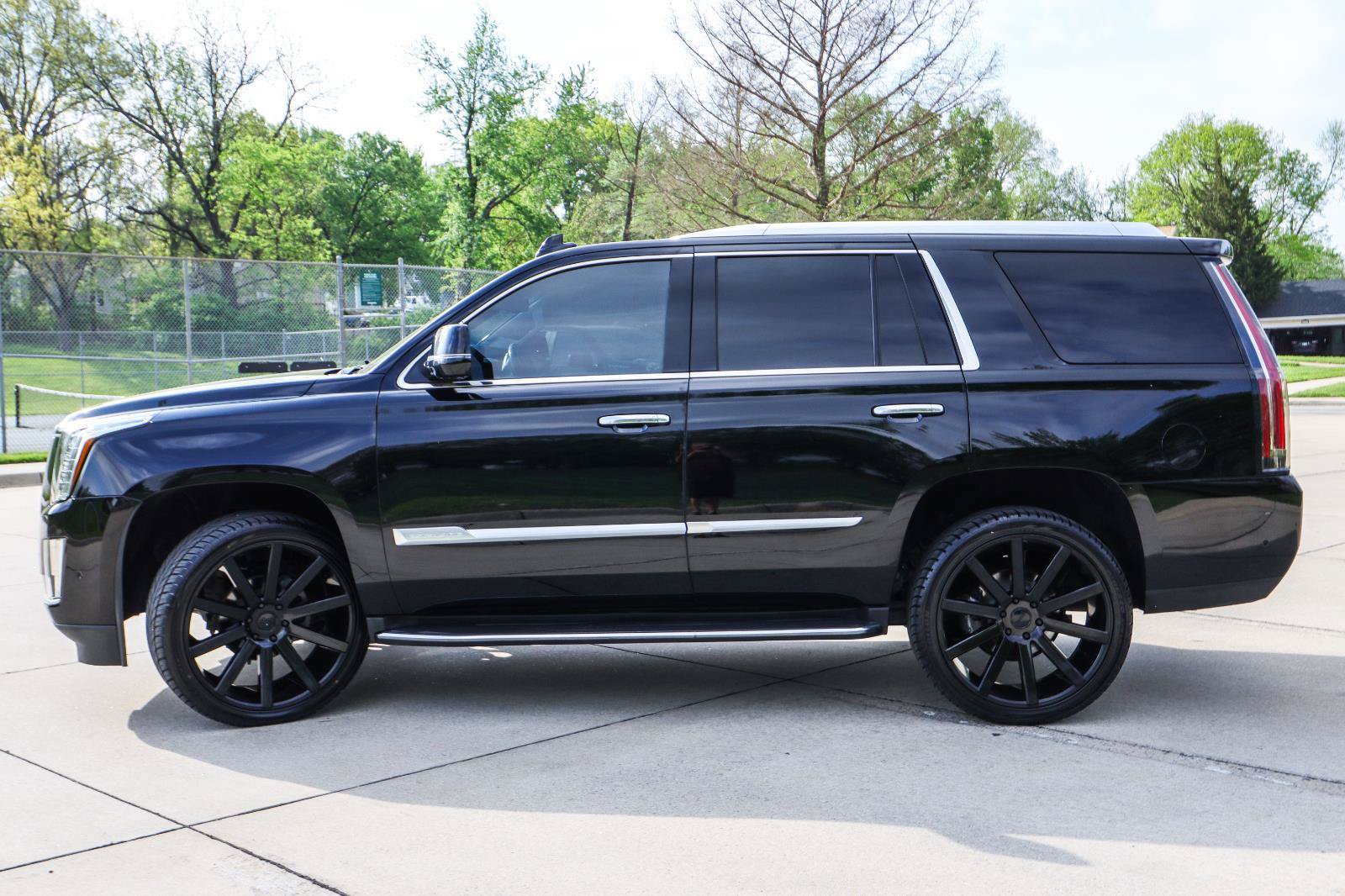 Used 2018 Cadillac Escalade Luxury AWD/4WD image 4