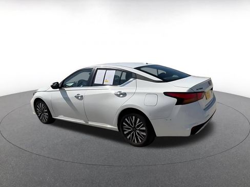 Used 2025 Nissan Altima 2.5 SV FWD image 8