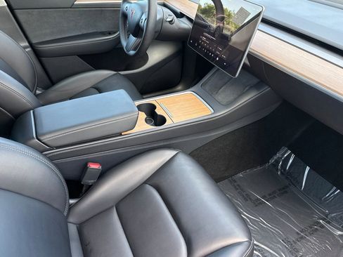Used 2025 Tesla Model Y Long Range AWD/4WD image 18