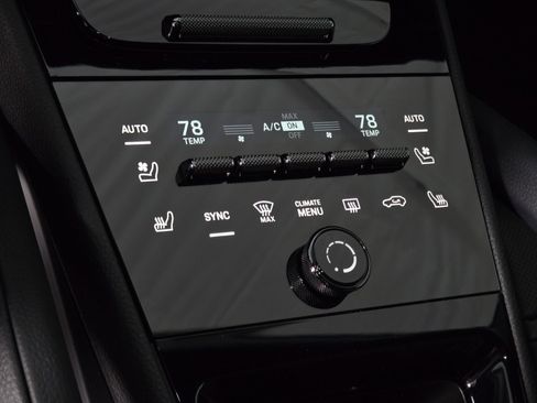 Used 2025 Porsche Cayenne Coupe image 32