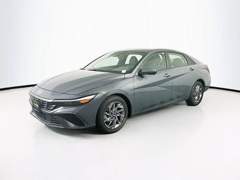 Used 2024 Hyundai Elantra SEL image 3