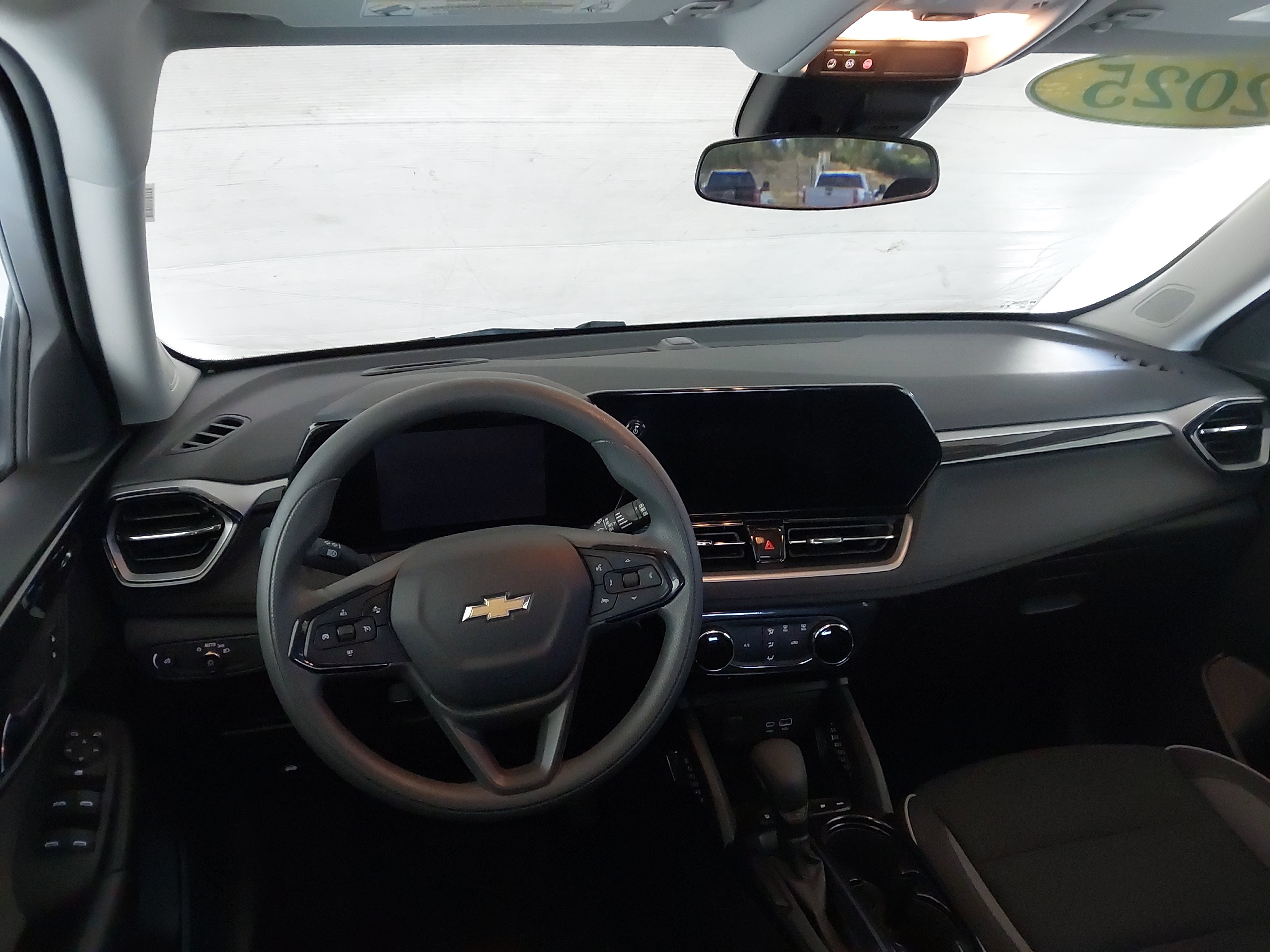 Used 2025 Chevrolet TrailBlazer LT AWD/4WD image 2