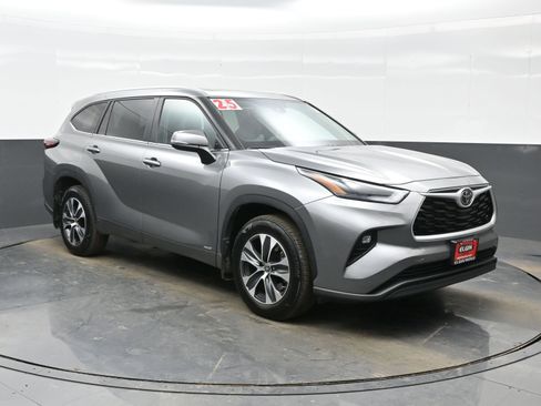 Used 2025 Toyota Highlander XLE image 8