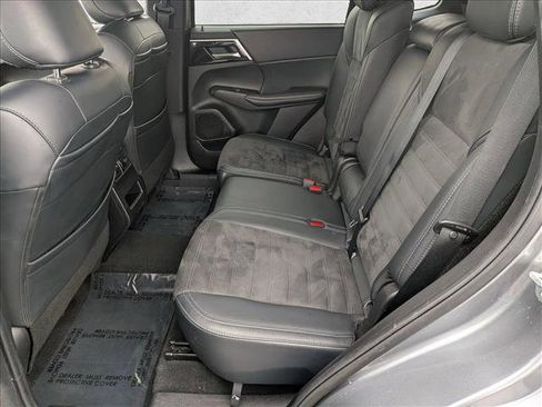 Used 2024 Mitsubishi Outlander SE image 17