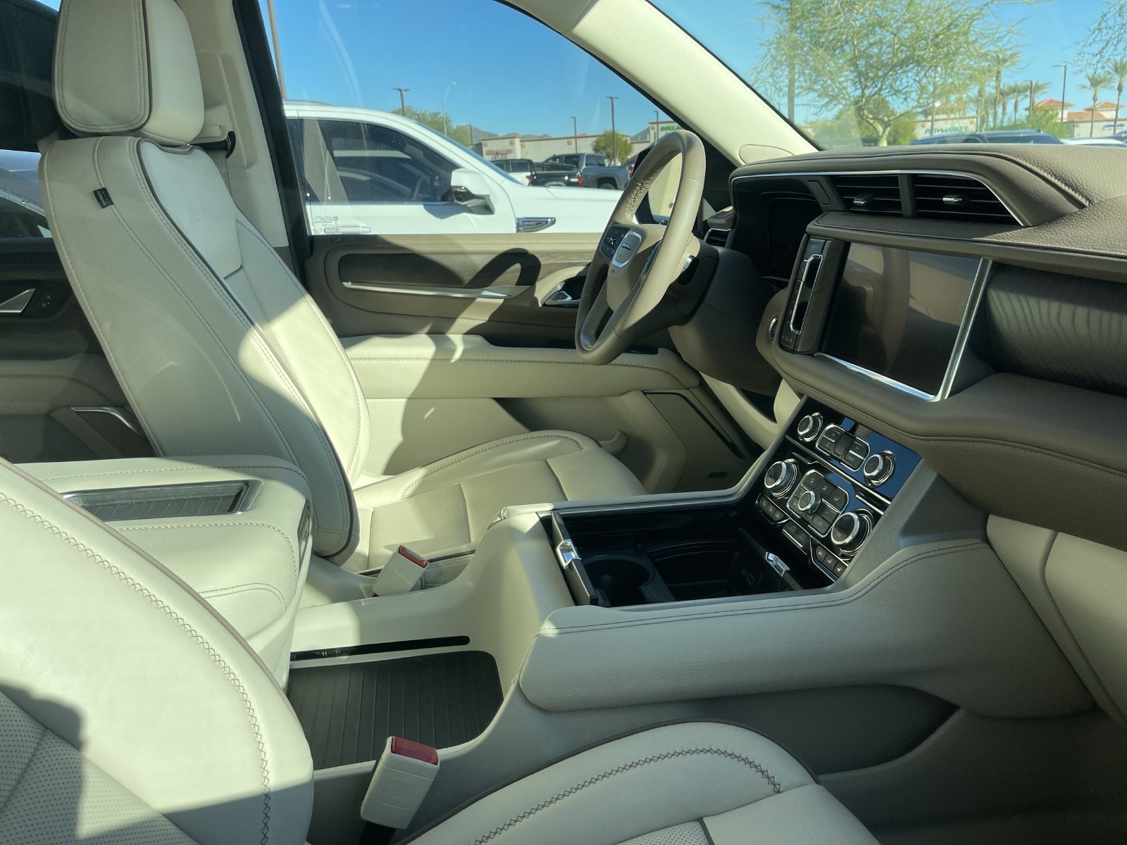 Used 2024 GMC Yukon XL Denali AWD/4WD image 8