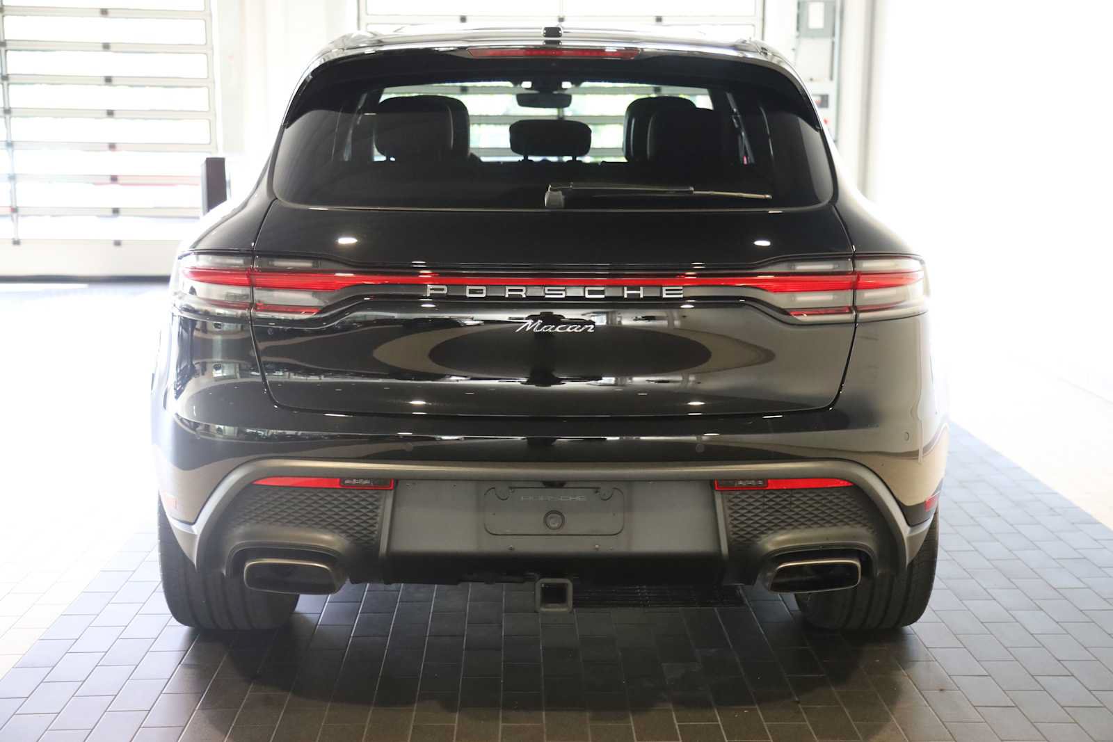Used 2025 Porsche Macan AWD/4WD image 6
