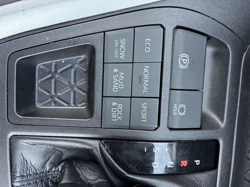 Used 2021 Toyota RAV4 XLE AWD/4WD image 40
