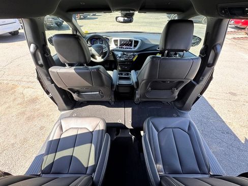 Used 2027 Chrysler Pacifica Select FWD image 23