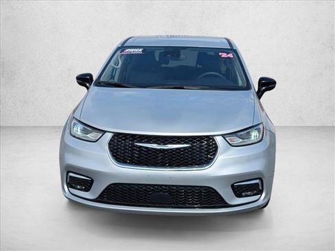 Used 2024 Chrysler Pacifica Touring-L FWD image 2