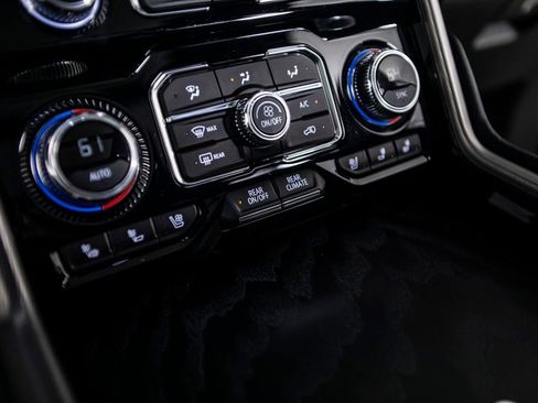 Used 2024 GMC Yukon XL Denali image 39