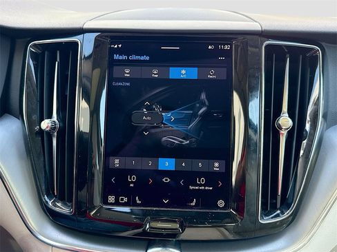 Used 2022 Volvo XC60 B5 Momentum image 17