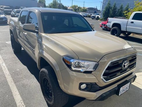 Used 2017 Toyota Tacoma SR5 w/ Tow Package AWD/4WD image 5