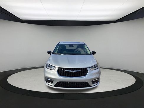 Used 2024 Chrysler Pacifica Limited FWD image 3