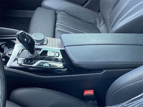 Used 2021 BMW 530e w/ M Sport Package image 11