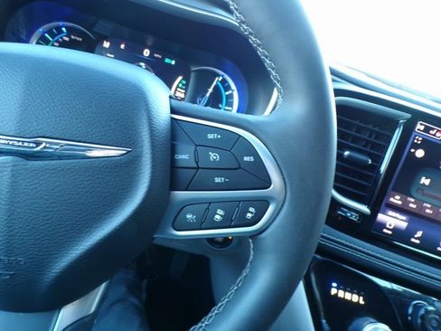 Used 2023 Chrysler Pacifica Touring-L image 23