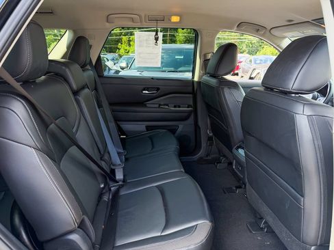 Used 2023 Nissan Pathfinder SL AWD/4WD image 16