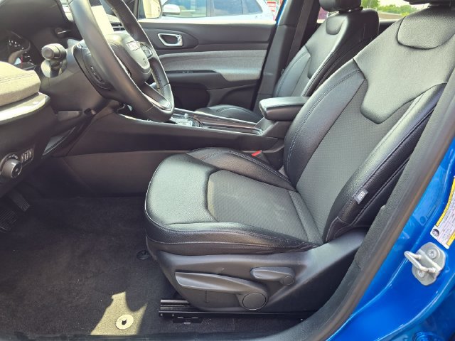 Used 2024 Jeep Compass Latitude AWD/4WD image 8
