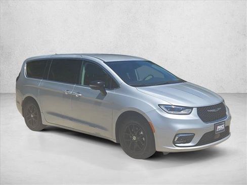 Used 2024 Chrysler Pacifica Touring-L FWD image 3