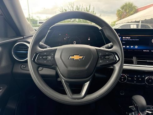 Used 2025 Chevrolet Trax LT FWD image 20
