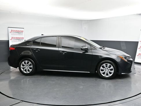 Used 2021 Toyota Corolla LE image 9