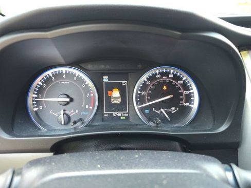 Used 2019 Toyota Highlander SE AWD/4WD image 11