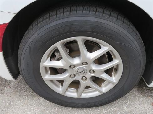 Used 2023 Chrysler Voyager LX image 5