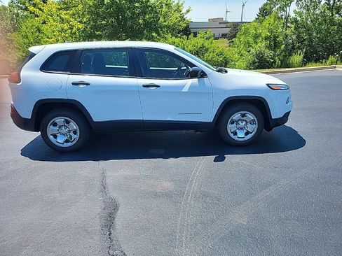 Used 2014 Jeep Cherokee Sport w/ Cold Weather Group FWD image 2