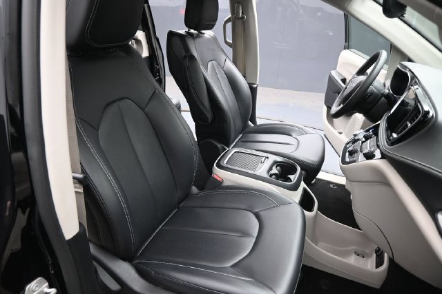 Used 2024 Chrysler Pacifica Limited FWD image 24