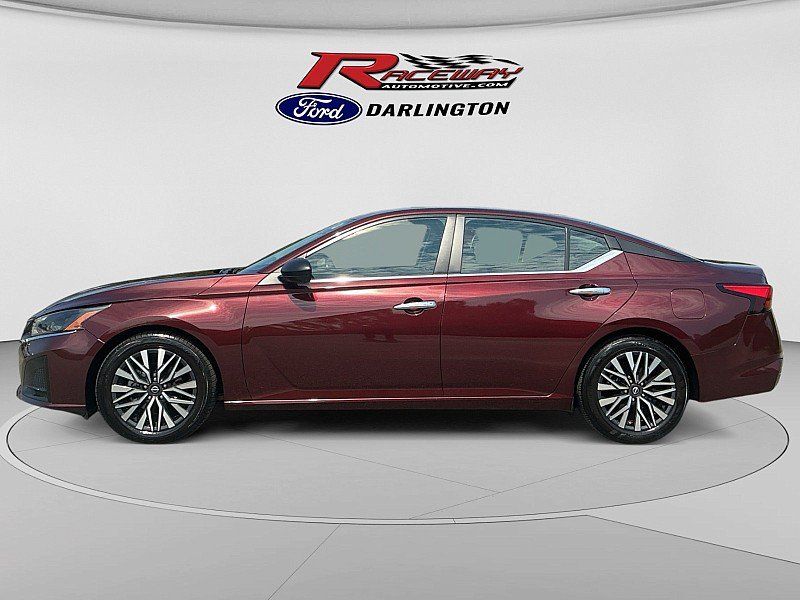 Used 2025 Nissan Altima 2.5 SV FWD image 2