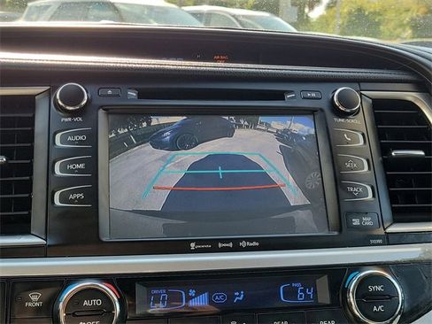 Used 2019 Toyota Highlander SE w/ Carpet Mat Package (TMS) image 21