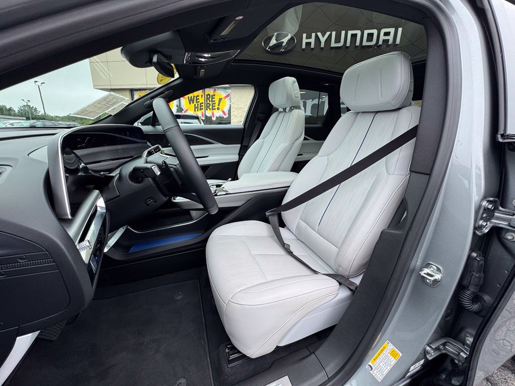Used 2025 Cadillac Lyriq Sport AWD/4WD image 43