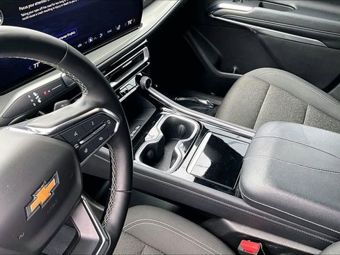 Used 2024 Chevrolet Traverse LT image 17