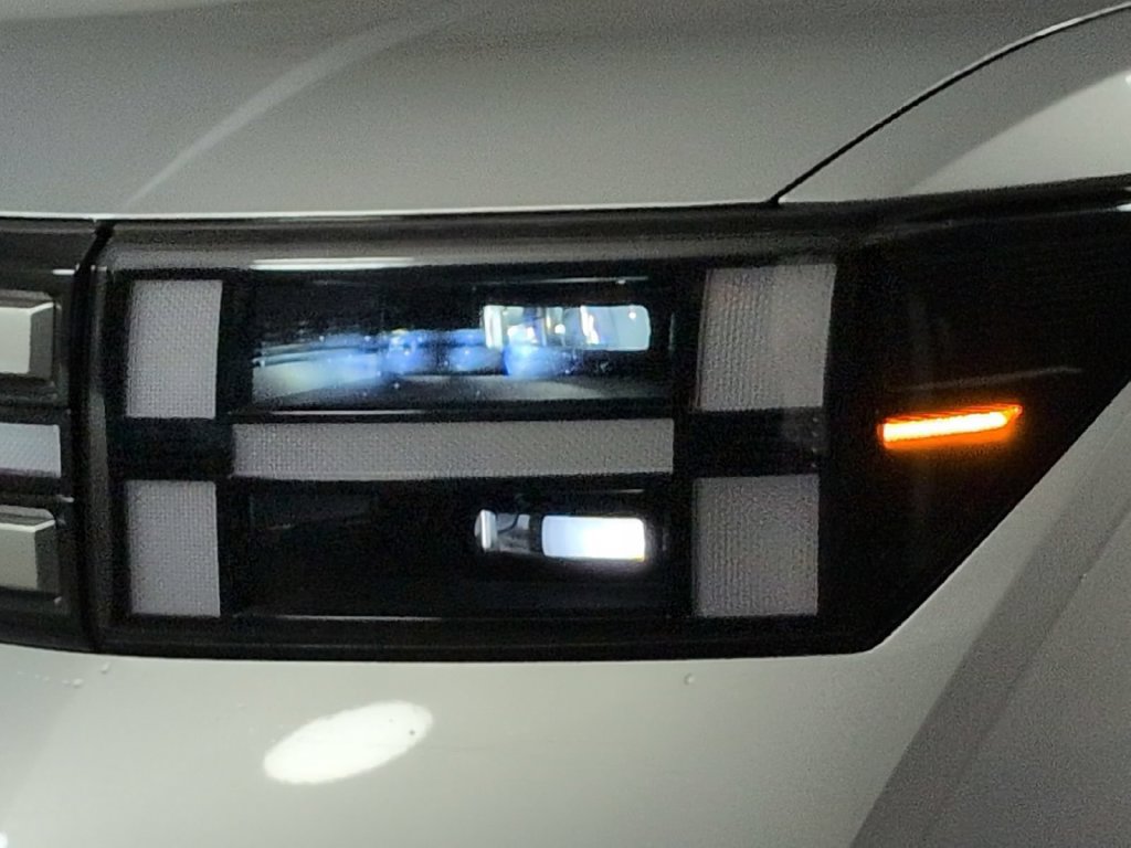 Used 2025 Hyundai Santa Fe SE FWD image 12