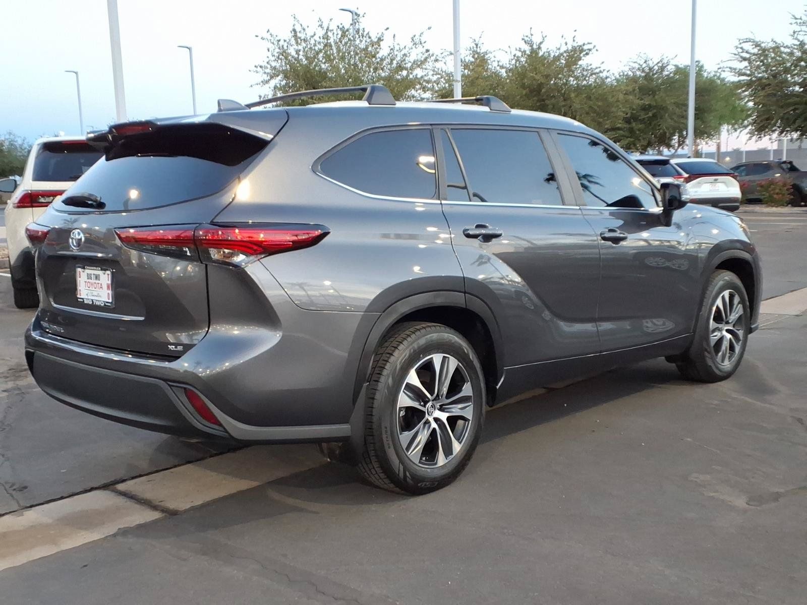 Used 2023 Toyota Highlander XLE FWD image 4