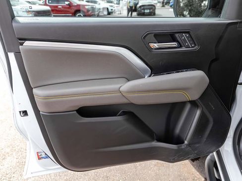 Used 2025 Chevrolet Colorado ZR2 w/ Technology Package image 10