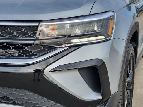 New 2024 Volkswagen Taos SE image 5