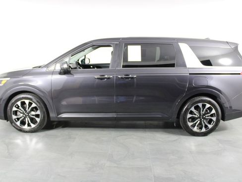 Used 2024 Kia Carnival EX image 10